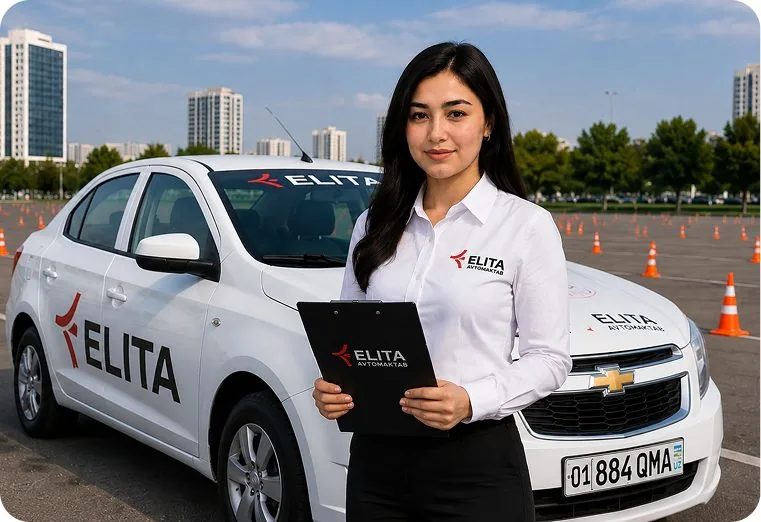“ELITA” avtomaktabi xodimi avtodromda o‘quv avtomobili yonida