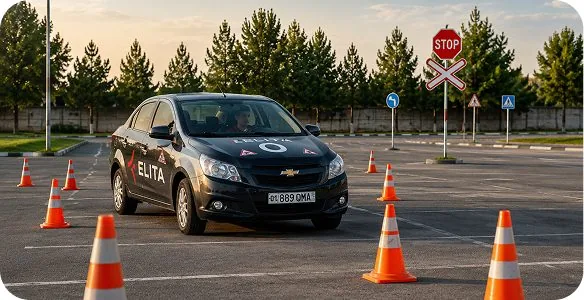 O‘quv avtomobili avtodromda mashq konuslari orasida