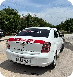 “O‘QUV AVTOMOBILI” yozuvi bilan o‘quv avtomobili orqa tomondan