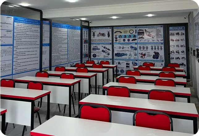 Yo‘l harakati qoidalari stendlari bilan jihozlangan o‘quv sinfi